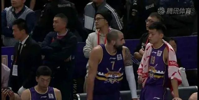 北控遭绝杀后，场边的杨毅难掩失落！他不是解说员吗？为什么不保持中立的态度呢？