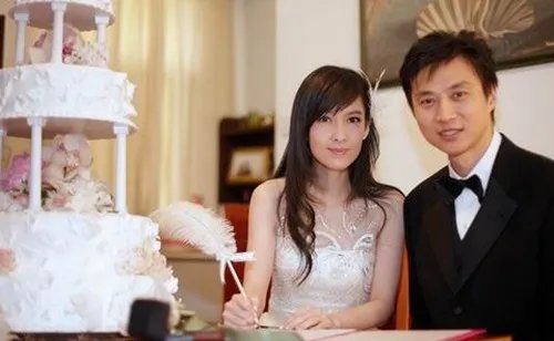 倪震周慧敏结婚照羡煞旁人   “老公永远摆在第一位”