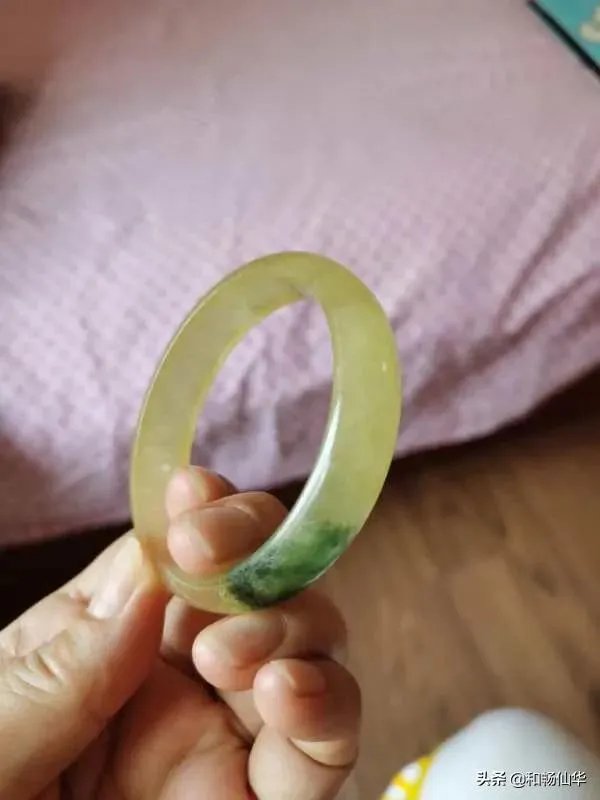 大家帮忙看看这手镯是真玉吗？