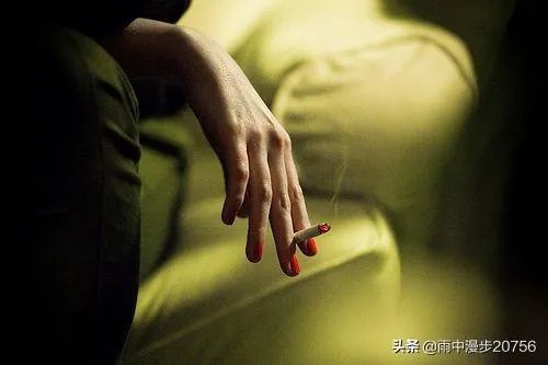 看到女孩抽烟，你的第一想法是什么？