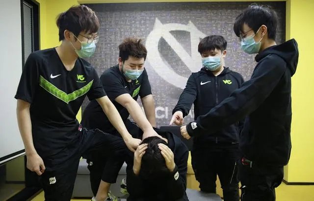 VG终结9连胜的FPX以后，教练kkoma接受采访表示后悔没早点让蕉太狼上场，如何评价？