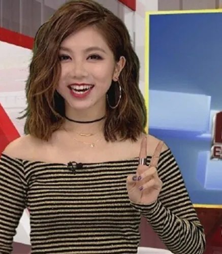 邓紫棋变身女主播搞怪十足 穿露肩装吐舌卖萌