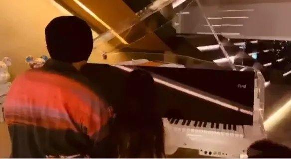 周杰伦女儿罕见曝光！披肩长发 仙女气质 弹钢琴太美了