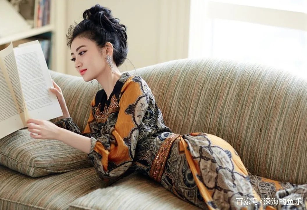 成龙不敢碰她，甄子丹想搂没搂到，王思聪不敢撕，却被任嘉伦吻了，她是谁？