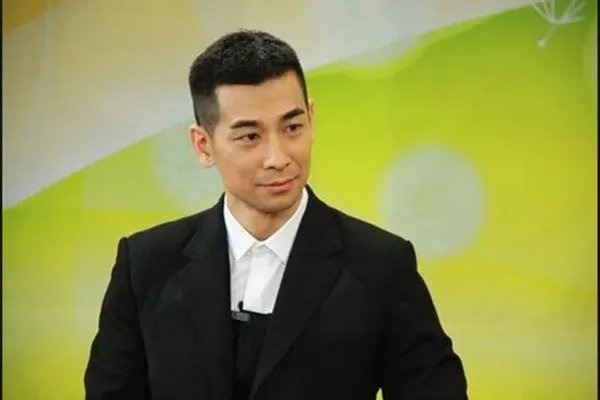 赵文卓晒与妻子20周年合照,你喜欢赵文卓硬朗的荧幕形象吗?