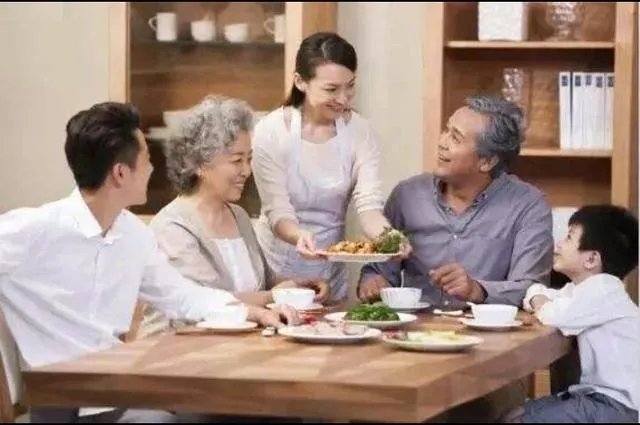 做父母的愿意长期与儿子一家生活吗？