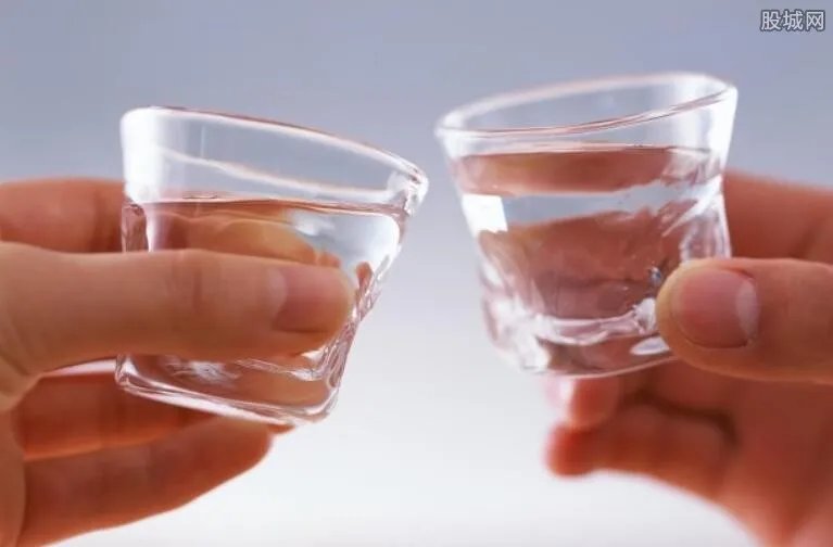 红酒制假商威胁记者 网红洞藏酒多是三无产品