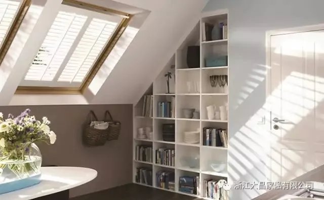 百叶窗中透来的光