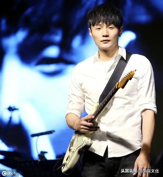 如何看待李荣浩对选网络歌曲的质疑的回应？