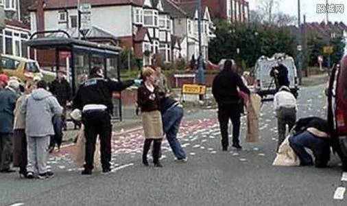 西安一小区天降百元大钞，钱是怎么被扔下来的？