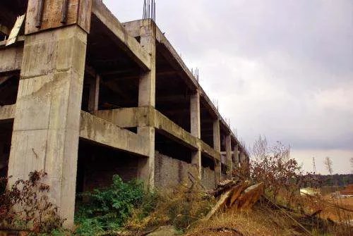 你怎么看待等了10年花了2000万住进烂尾楼这件事呢？