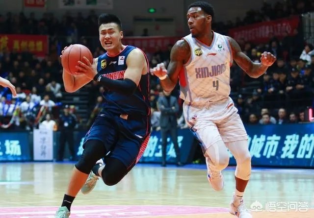 疆粤大战，亚当斯运球崴脚，为何主场球迷要骂赵睿？你怎么看？