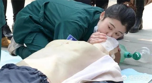 95后大连美女护士跪地为6旬老人人工呼吸抢救，你怎么看？