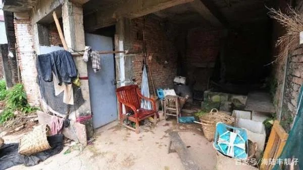 深圳124栋烂尾别墅群荒废已久,有人居住种菜,网友众说纷纭,你怎么看?