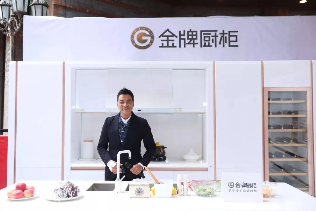 遇袭康复期的任达华状态如何?直击金牌厨柜兴义站了解详情！