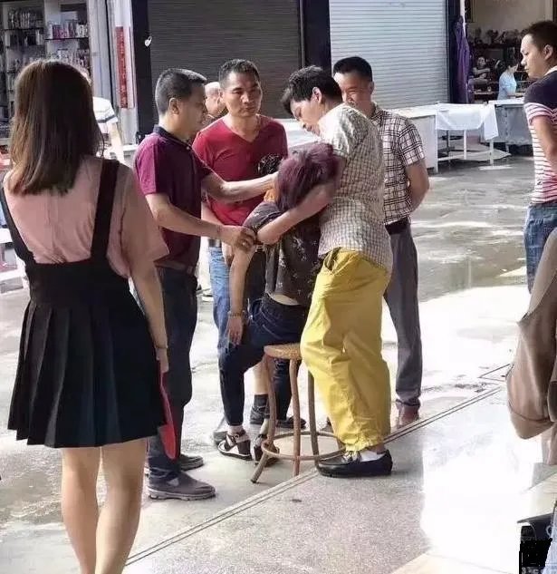 女游客云南试戴30万玉镯碎了当场吓晕是怎么回事？