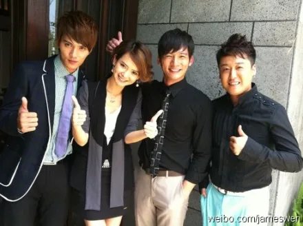 戚薇爱情睡醒了图片，最好和徐正曦在一起的。要很多张，哪位好人能忙我，感激不尽。