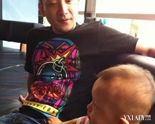 高山峰老婆佘琼薇再生一胎一家四口幸福满满