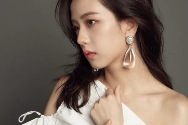 都说金智秀长了一张韩剧女主角的脸，她有多美？