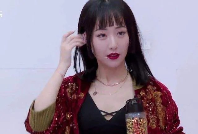 宁静看到白冰齐刘海的反应，白冰为何不火原因是什么？