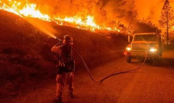 美国加州72小时内遭上万次雷击是怎么回事 雷击引发加州300多起火灾