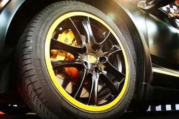 汽车轮胎被挂了一块皮,需要换胎还是补胎?可以自己买点专用胶水修一下吗?