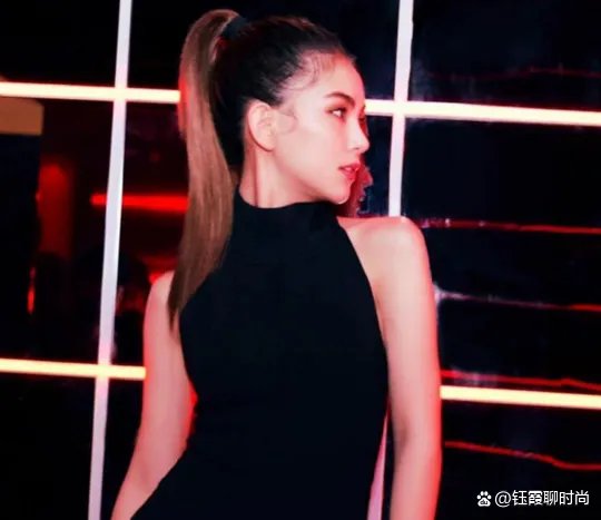 昆凌一袭黑裙大秀事业线，“天王嫂”美名不虚，你怎么看呢？