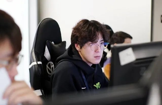 VG终结9连胜的FPX以后，教练kkoma接受采访表示后悔没早点让蕉太狼上场，如何评价？