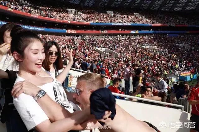 徐冬冬现场观看世界杯，丹麦球迷脱掉上衣索要拥抱，你是怎么看这件事的？