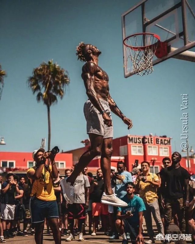 霍华德再晒照，野球场晒肌肉，35岁的他弹跳依然不减当年，新赛季他能助詹皇夺冠吗？