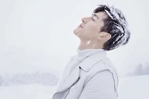 胡歌演爆炸头登上热搜，老胡的新造型被吐槽，真的不好看吗？