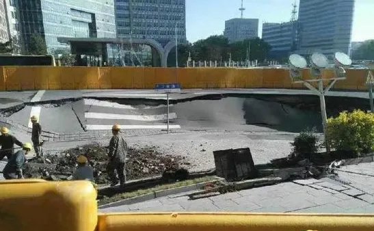 长春一在建地铁口附近发生道路塌陷了吗？