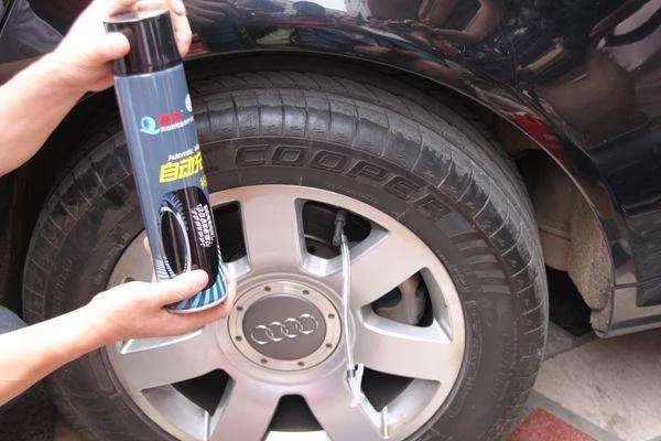 汽车轮胎被挂了一块皮，需要换胎还是补胎？可以自己买点专用胶水修一下吗？