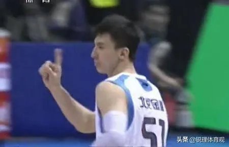 吉喆对麦迪摇手指