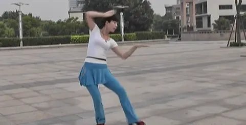 广场舞泉水叮咚响分解动作