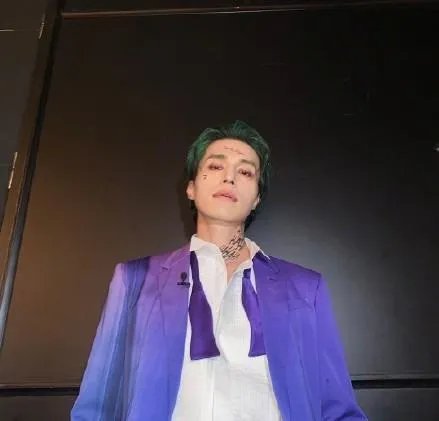 李栋旭小丑造型照流出，他本人是否满意这样的造型？