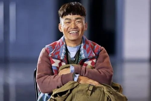 王宝强堂弟晒豪车当导演，你觉得他是怎样一个人？