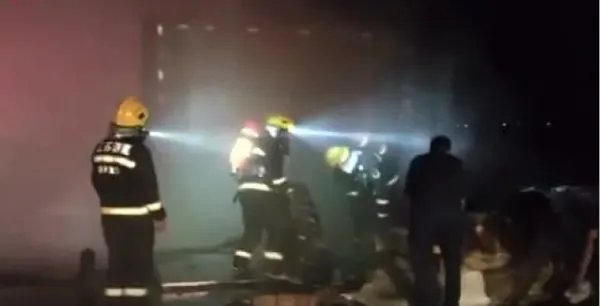 货车起火司机昏迷，路人把他拖开就爆炸，货车怎么会起火？