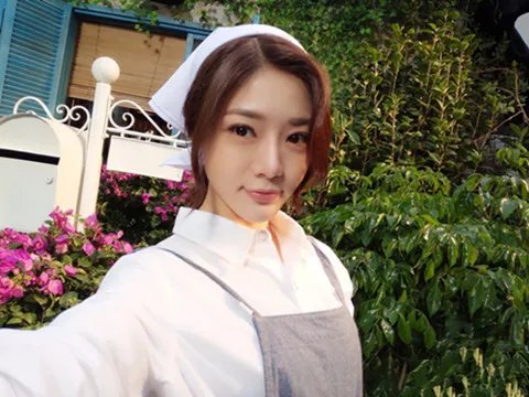 邓家佳晒尾戒遭离婚质疑 回应网友：不是我的手