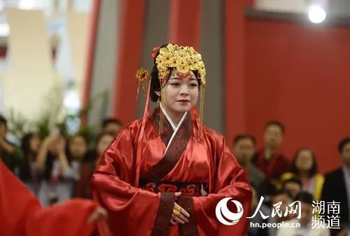 湖南辛追夫人婚礼重现 汉服穿越２千年依旧精致华美