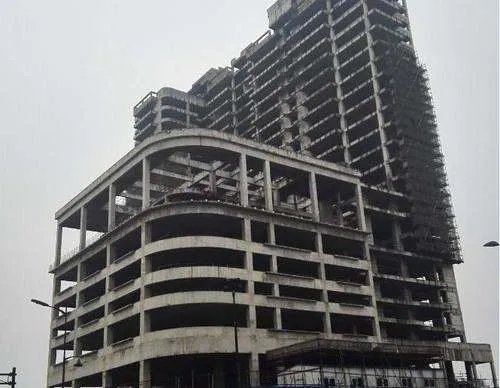 你怎么看待等了10年花了2000万住进烂尾楼这件事呢？