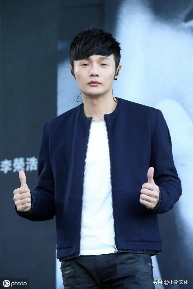 如何看待李荣浩对选网络歌曲的质疑的回应？