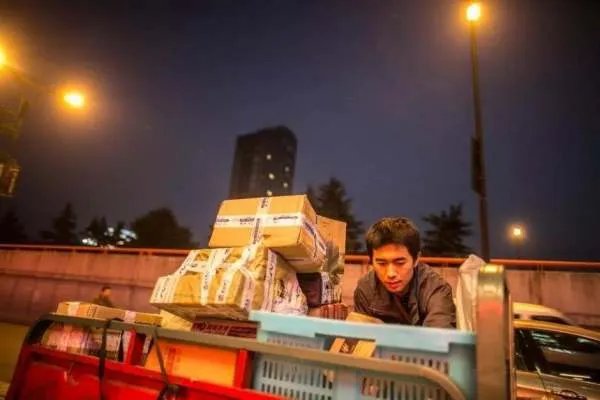 多半快递小哥月收入不超过5000元 ，你怎么看？
