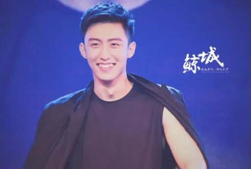 杨鸣黄景瑜同框颜值爆表 两大帅哥同框惊呆网友