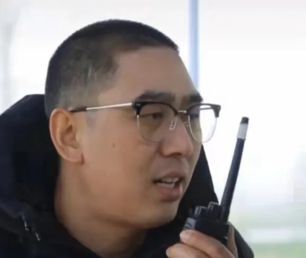 王宝强堂弟晒豪车当导演，你觉得他是怎样一个人？