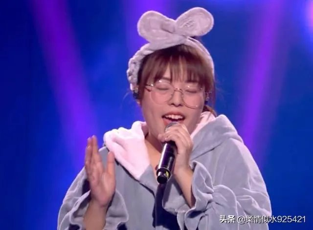 在9月6日的《中国好声音》冠军争夺战中，李荣浩当场指出自己的两位学员的错误，你怎么看？