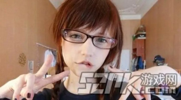 俄罗斯萌妹子扮“二次元萝莉吸血鬼”爆红