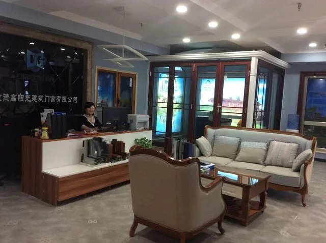 门窗坠落屡次发生，谁来保障安全？