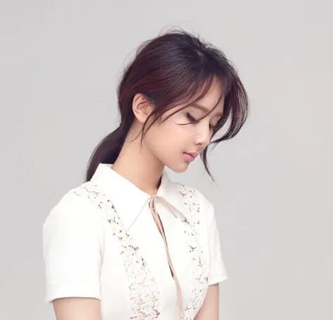 杨紫纯白写真展示  气质清新变身婉约版邱莹莹