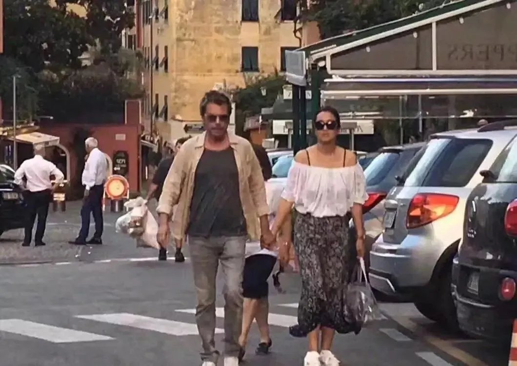 素颜现身街头的巩俐，是什么样的状态？